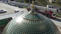 Самый большой купол мечети установили недавно.